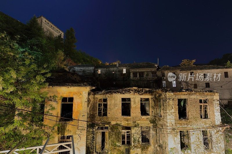堡垒山脚下破旧房屋的夜景，以及Rruga Gjin Bue Shpata上旧联排别墅的后方。gjirokaster -阿尔巴尼亚- 190